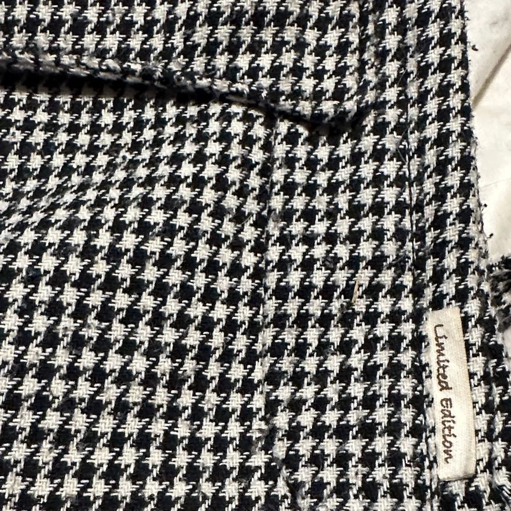 Kavu Houndstooth Crossbody Bag with Red Zipper‎